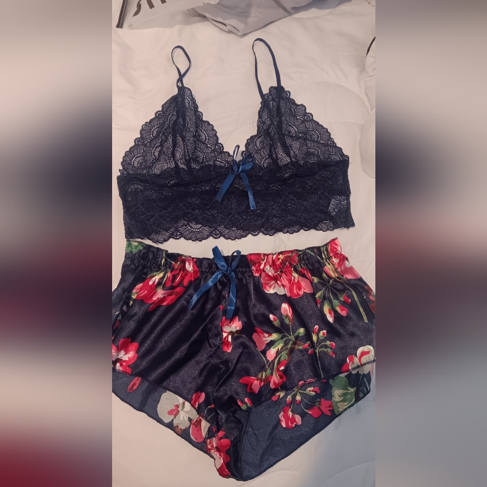 Shein New silky flowered Shorts and blue lace tank top lingerie set Large
